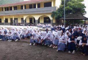siswa hari pertama masuk sekolah ajaran baru